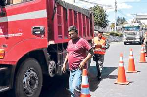 Miembros del ej&eacute;rcito y polic&iacute;a controlan la entrada de las volquetas a la zona de las canteras suspendidas. Foto: Andr&eacute;s Darquea.