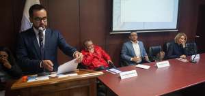 Luis Balde&oacute;n, periodista de Radio La Redonda; Juan Manuel Y&eacute;pez, de diario Extra; y Janet Hinostroza, de Teleamazonas, participaron en el foro que repudia la LOC.