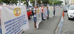 Los distribuidores llegaron a la Gobernaci&oacute;n con carteles en rechazo a los 14 a&ntilde;os de m&aacute;rgenes congelados y utilidades excesivas a intermediarios.