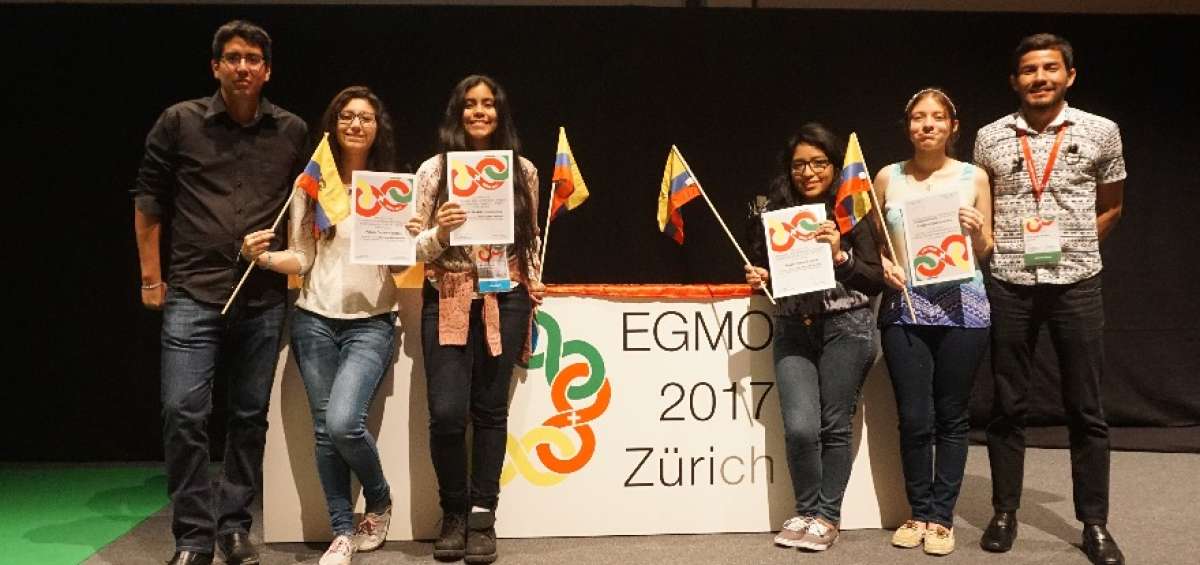 De i. a d.Julio Rivera, Valerie Bustos, Mar&iacute;a Gratzia Indacochea, &Aacute;ngela Bastidas, Valeria Barco y Fernando &Aacute;lvarez, luego de recibir las menciones de honor.