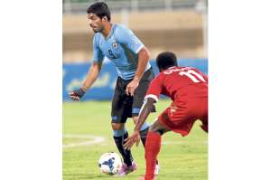 Luis Su&aacute;rez (izq.) marc&oacute; dos goles en el partido amistoso que su selecci&oacute;n, Uruguay, disput&oacute; ante Om&aacute;n en el estadio Sultan Qaboos Sports Complex. Foto: AFP.