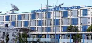 Polic&iacute;as y agentes fiscales efect&uacute;an un allanamiento en las oficinas de la Direcci&oacute;n General del IESS, en Quito.