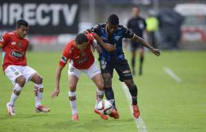 Gabriel Cortez disputa el bal&oacute;n con Christian O&ntilde;a del Cuenca. Foto: &Aacute;lvaro P&eacute;rez / El Tel&eacute;grafo.
