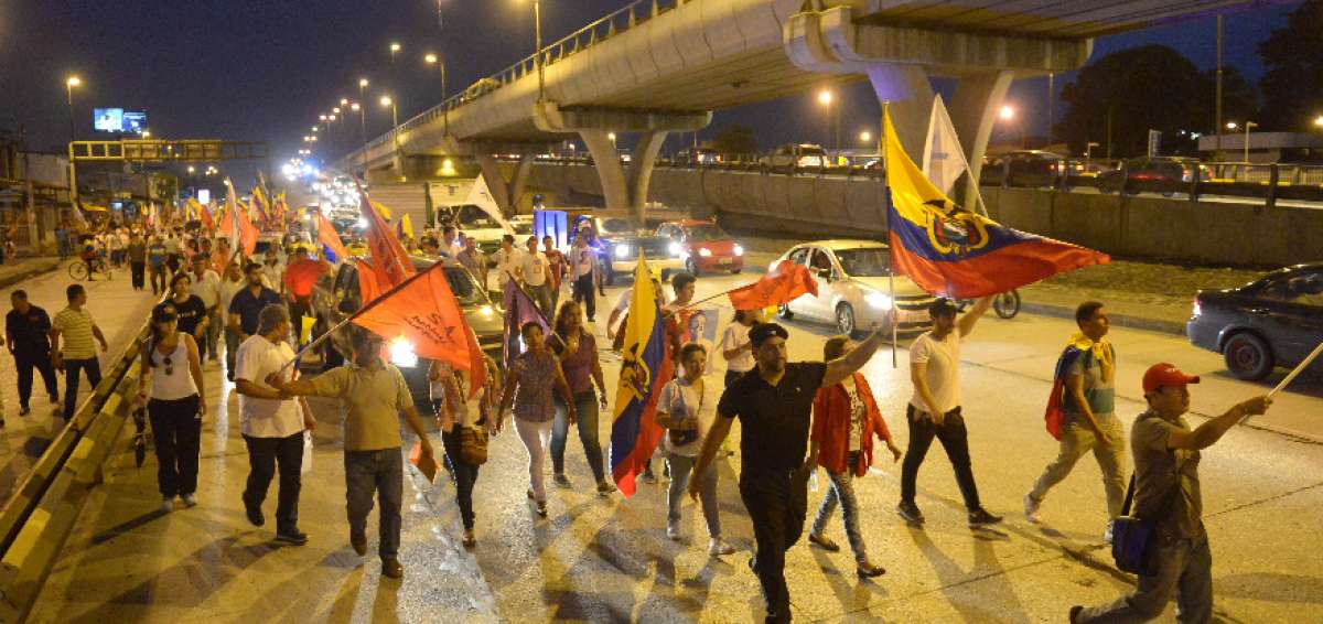 Manifestantes en Guayaquil instalan punto de acopio de v&iacute;veres y marchan de nuevo
