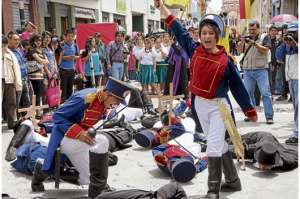 Estudiantes cuencanos interpretaron en las calles de esta ciudad un pasaje de la Independencia espa&ntilde;ola, hecho hist&oacute;rico ocurrido en 1820. Foto: Jos&eacute; Luis Llivisaca / El Tel&eacute;grafo