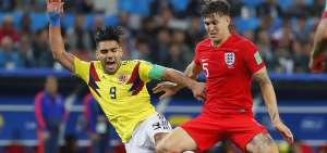 El zaguero John Stones (der.), de la selecci&oacute;n inglesa, marca al delantero Radamel Falcao, de Colombia, en el duelo entre ambos equipos por octavos.
