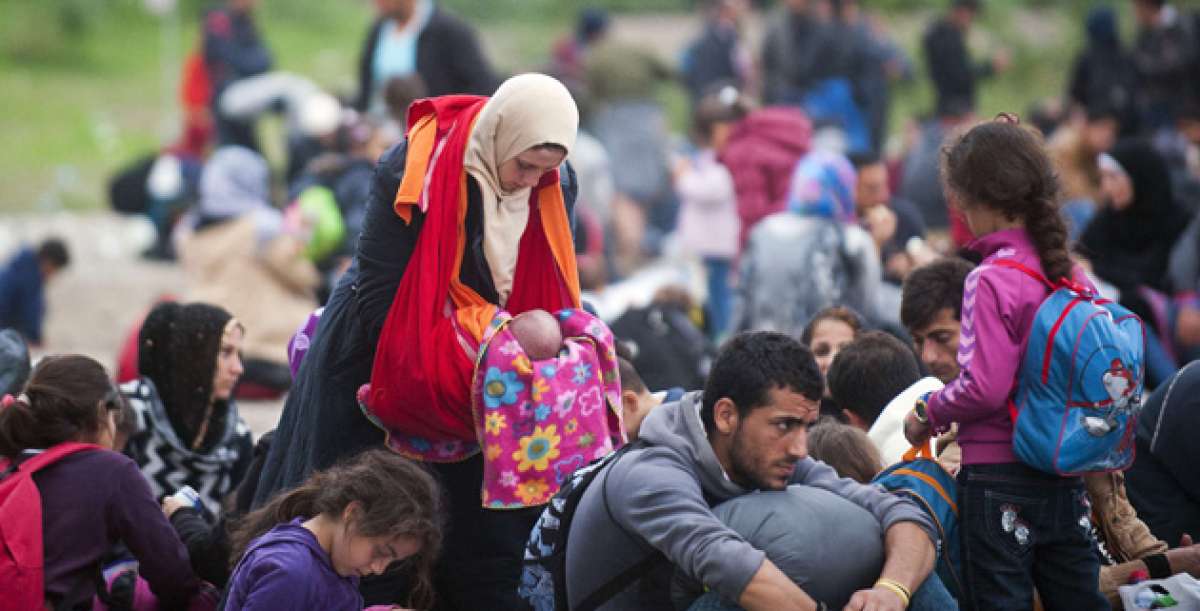 Refugiados sirios esperan para entrar en un campo de registro despu&eacute;s de cruzar la frontera greco-macedonia. Foto: AFP