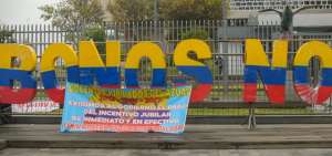 En los exteriores de la Asamblea los jubilados manten&iacute;an una protesta.