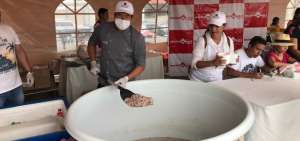 El chef &Aacute;ngel Cede&ntilde;o muestra con la ayuda de una paleta parte del cebiche de albacora (at&uacute;n), que se elabor&oacute; con 10 quintales de pescado.
