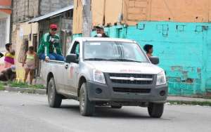 En tanto brigadas del SNEM realizan fumigaci&oacute;n intra y peri domiciliaria. Foto: Luis Freire / El Tel&eacute;grafo