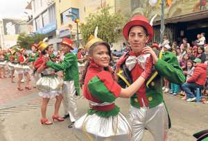 El tema recurrente del desfile en las principales calles gir&oacute; en torno al eslogan de la fiesta: Ambato, renacer de la vida. Foto: Roberto Ch&aacute;vez / El Tel&eacute;grafo