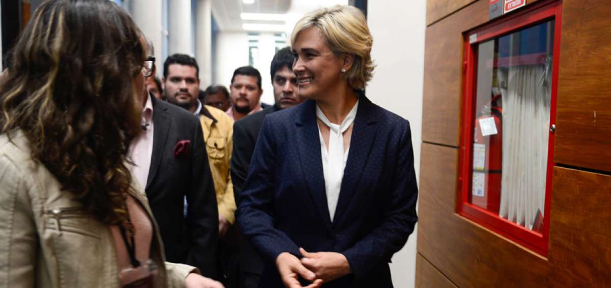 La candidata presidencial Cynthia Viteri a su ingreso a la Universidad de las Am&eacute;ricas para presentar su propuesta.