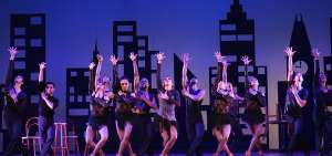 El elenco del Ballet Urbano de la Casa de la Cultura estren&oacute; Transitando a mediados del a&ntilde;o pasado. Son 14 bailarines en escena. 