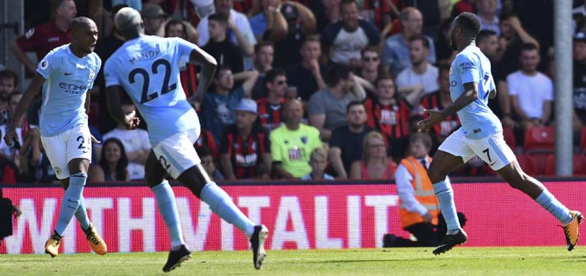 En un partido pol&eacute;mico, el ingl&eacute;s Sterling festeja el gol del triunfo del City, con sus compa&ntilde;eros Mendy (franc&eacute;s) y Fernandinho (brasile&ntilde;o).