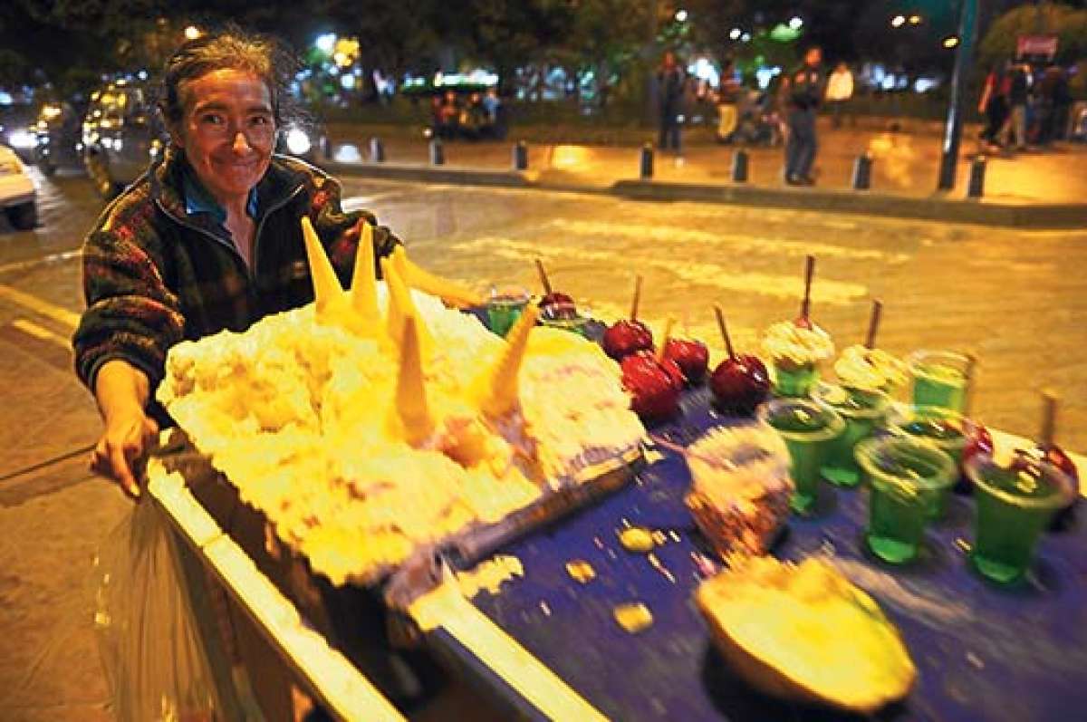 La espumilla artesanal, la manzana enconfitada y la gelatina en vaso, son golosinas muy solicitadas al pie de la Catedral de la Inmaculada. Foto: JOS&Eacute; LUIS LLIVISACA / EL TEL&Eacute;GRAFO