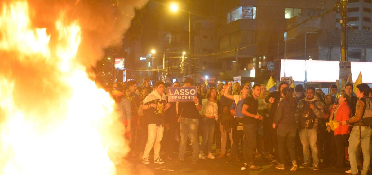 Manifestantes quemaron llantas afuera del CNE Quito