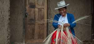 El tejido del sombrero de paja toquilla se elabora en las provincias de Manab&iacute;, Azuay, Ca&ntilde;ar y Santa Elena. Este arte es un atractivo para los turistas. 