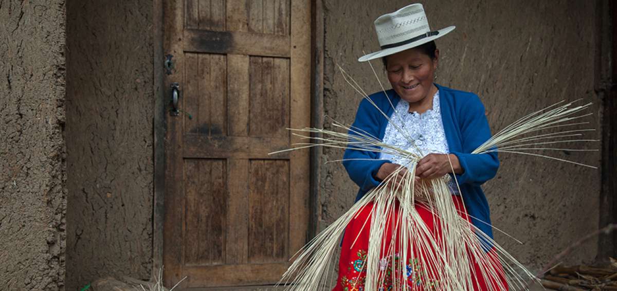 El tejido del sombrero de paja toquilla se elabora en las provincias de Manab&iacute;, Azuay, Ca&ntilde;ar y Santa Elena. Este arte es un atractivo para los turistas. 