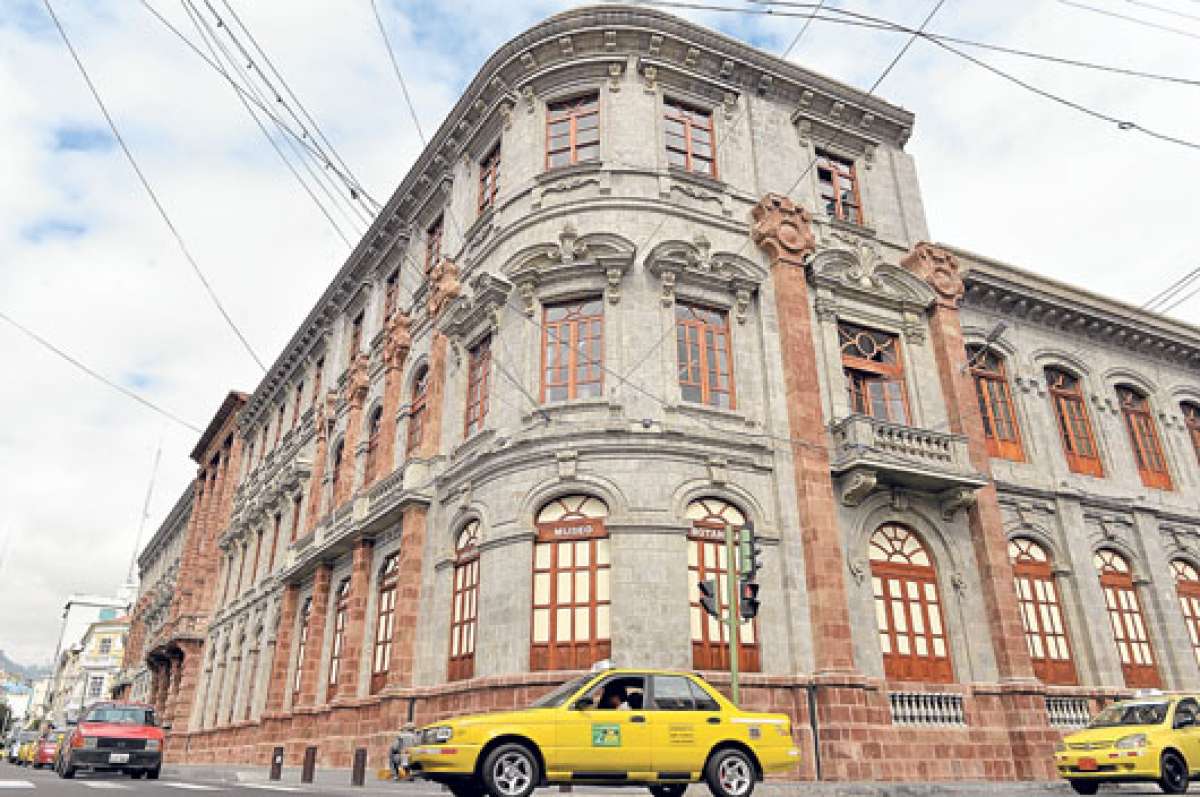 La entrega de la fachada restaurada fue un evento festivo para este centenario colegio, considerado uno de los m&aacute;s importantes de la Sierra centro. La banda de paz se present&oacute; ese d&iacute;a. fotos: FOTO: ROBERTO CHAVEZ 