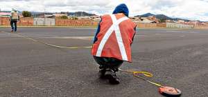 Unos 40 obreros trabajaron en pista Mariscal Lamar ejecutando los trabajos emergentes.