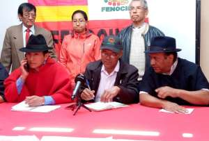 Gary Espinoza (centro) fue destituido como presidente de la Fenocin.