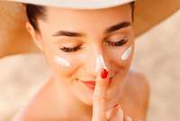 Utilizar protector solar nos ayuda a prevenir complicaciones futuras en la piel.