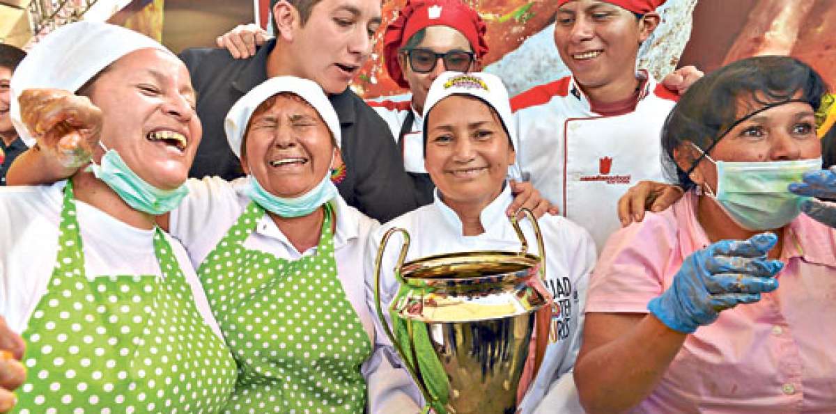 La rutina de la &lsquo;reina del hornado&rsquo; inicia a las 02:00