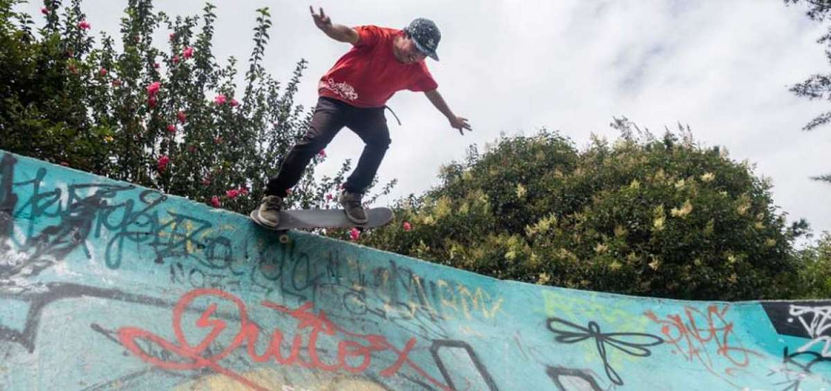 Los skaters saltan obst&aacute;culos por arte y no por deporte