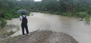 Un centro educativo en Orellana fue evacuado debido a los reportes de inundaci&oacute;n por las fuertes lluvias.