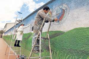 Luego de varias semanas de trabajo constante, los artistas entregaron su obra a la ciudad. Foto: Jos&eacute; Luis Llivisaca / El Tel&eacute;grafo