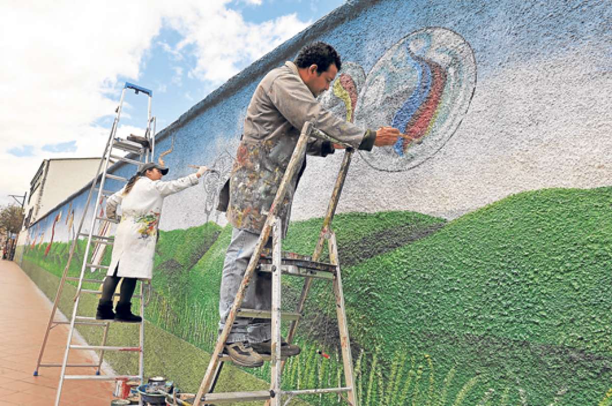 Luego de varias semanas de trabajo constante, los artistas entregaron su obra a la ciudad. Foto: Jos&eacute; Luis Llivisaca / El Tel&eacute;grafo