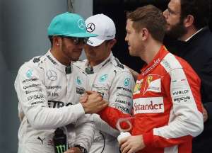 Hamilton saluda al alem&aacute;n Sebastian Vettel (d). Foto: AFP