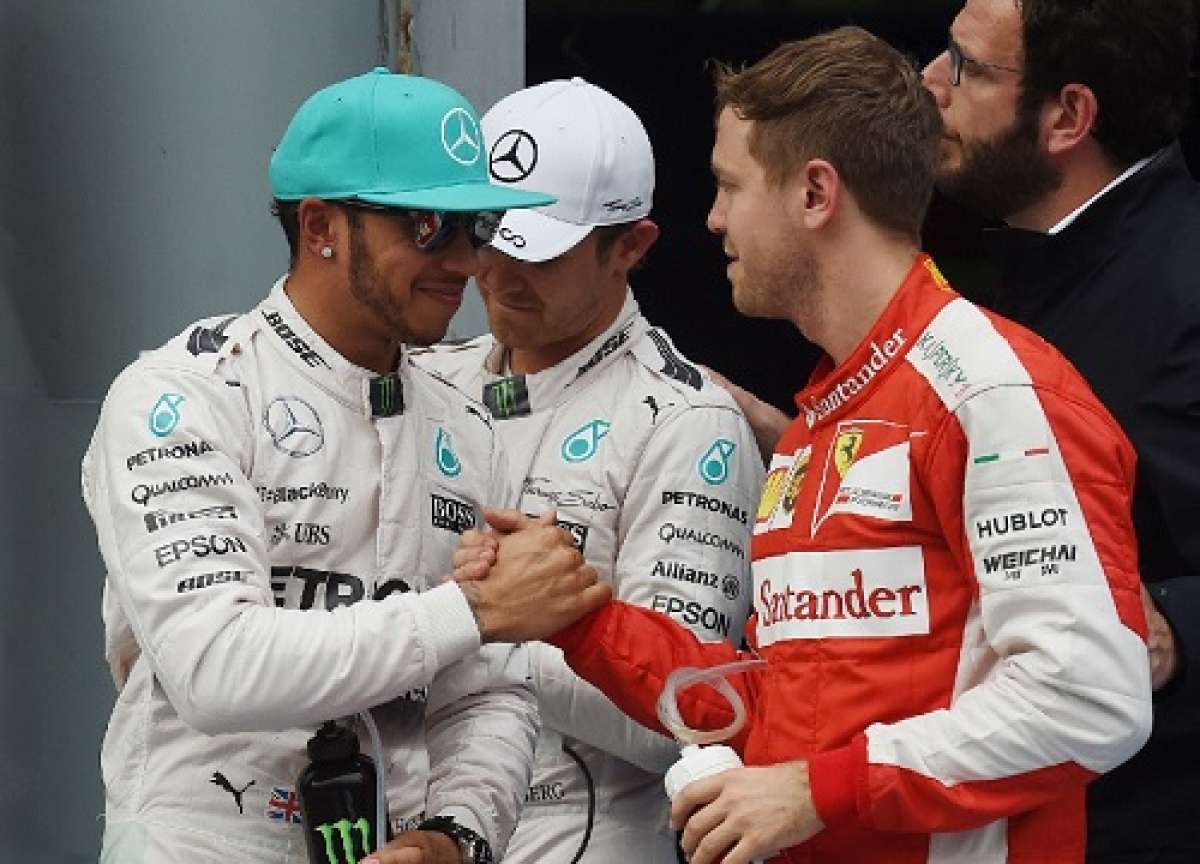 Hamilton saluda al alem&aacute;n Sebastian Vettel (d). Foto: AFP