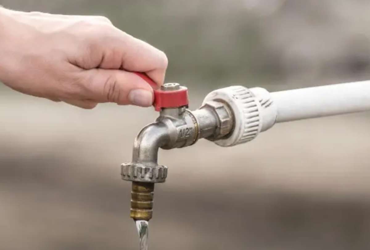 La suspensi&oacute;n del servicio de agua potable contin&uacute;a mientras las cuadrillas t&eacute;cnicas trabajan para restablecer el suministro en las pr&oacute;ximas horas.