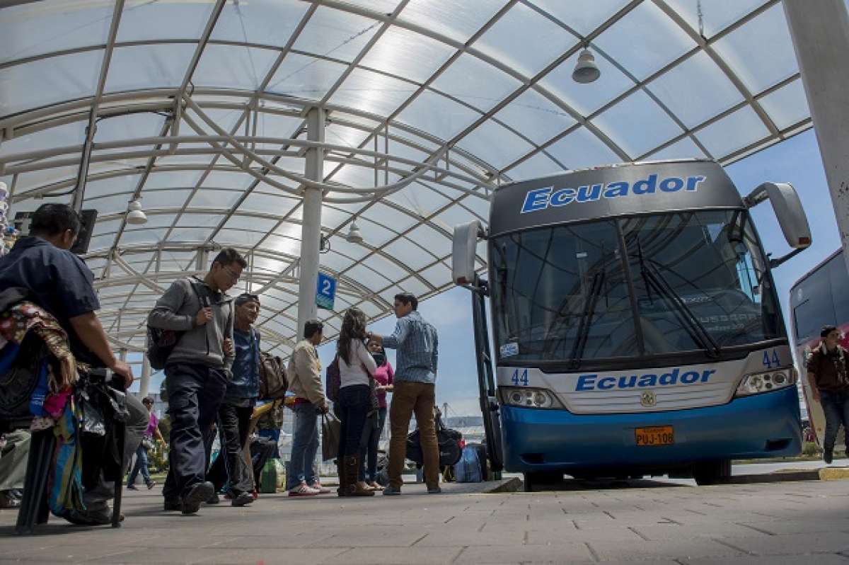 Salida de pasajeros en la Terminal de Quitumbe con direcci&oacute;n a varios sitios del pa&iacute;s. Foto: Fernando Sandoval / EL TEL&Eacute;GRAFO