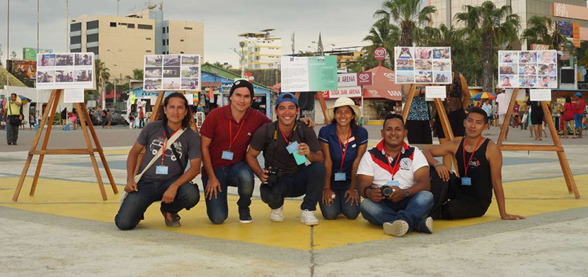 El grupo de alumnos de John Vargas mostraron las fotograf&iacute;a en lugares ic&oacute;nicos de Manta como el Malec&oacute;n Esc&eacute;nico y el Mall del Pac&iacute;fico. 