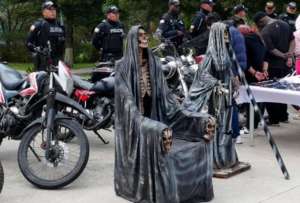 Calaveras de la &lsquo;Santa Muerte&rsquo; aparecieron en un operativo policial.