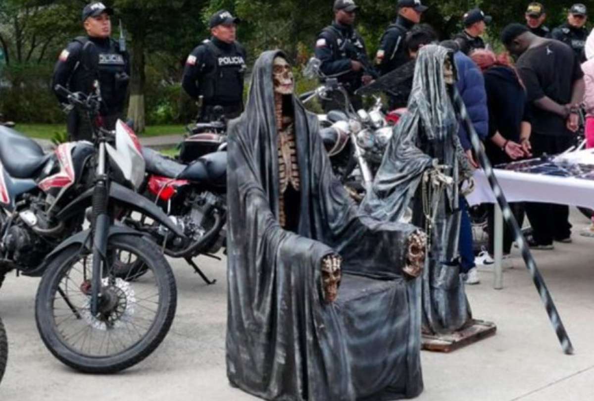 Calaveras de la &lsquo;Santa Muerte&rsquo; aparecieron en un operativo policial.