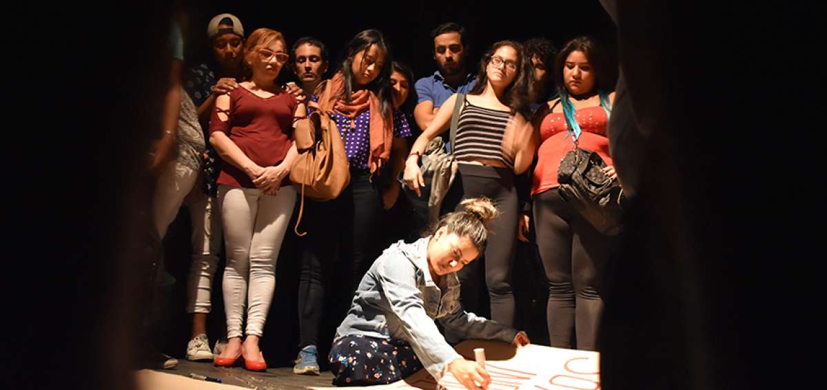 El grupo TeatrOE presenta la obra Palimpsesto cuasip&aacute;nico, dirigida por Marcelo Leyton, tejida a base de situaciones fragmentadas bajo la luz.