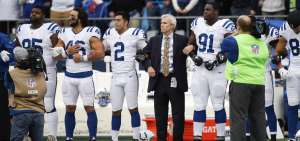 Jugadores de la NFL ignoran a Trump en otro episodio de protestas durante himno nacional