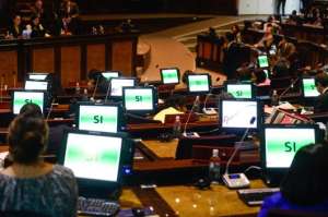 La moci&oacute;n de la asamble&iacute;sta de PAIS, Soledad Buend&iacute;a, presentada ante el pleno el jueves, cont&oacute; con el apoyo de sus compa&ntilde;eros, luego de que fuera reformulada. Foto: &Aacute;lvaro P&eacute;rez / El Tel&eacute;grafo.