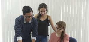 Wilson Villamar y Melanie Cruz, fueron 2 de los ganadores del concurso municipal junto a Mariana Tufi&ntilde;o, gerente de Creaci&oacute;n de Valor de Nestl&eacute;.