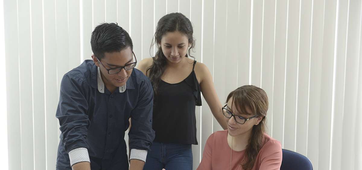 Wilson Villamar y Melanie Cruz, fueron 2 de los ganadores del concurso municipal junto a Mariana Tufi&ntilde;o, gerente de Creaci&oacute;n de Valor de Nestl&eacute;.