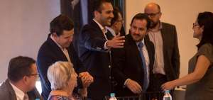 Juan Sebasti&aacute;n Rold&aacute;n (de pie izquierda) e Iv&aacute;n Granda (der.) acudieron a la cita de este mi&eacute;rcoles 19 de junio en representaci&oacute;n del Gobierno Nacional.