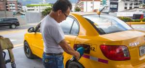 Un conductor de taxi surte de combustible para su veh&iacute;culo.