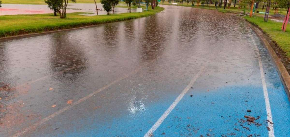 La lluvia convierte en una laguna a la pista azul de La Carolina