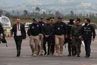 Germán Cáceres (centro) en la pista de aterrizaje del aeropuerto Mariscal Sucre.