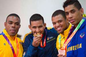 Yoan Blanco (segundo desde la izquierda) se adjudic&oacute; el oro en los 74 kg en lucha, modalidad libre. Foto: Ministerio del Deporte