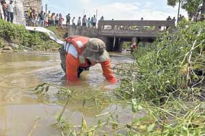 Personal del Ej&eacute;rcito continu&oacute; buscando en la ma&ntilde;ana a una ni&ntilde;a de 6 meses en un canal pluvial en El Fort&iacute;n. Fotos. Miguel Castro.
