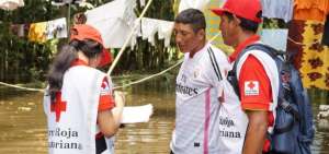 Personal de Cruz Roja recepta datos de las familias damnificadas.